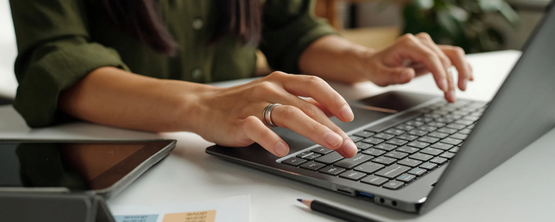 Frau Tippt auf Laptop